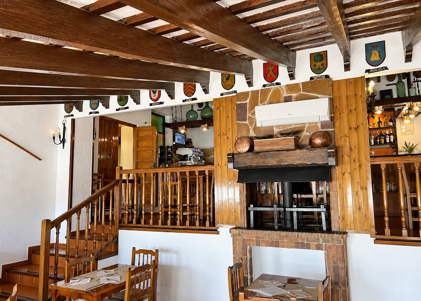 Intérieur traditionnel de Can Lloses avec cheminée